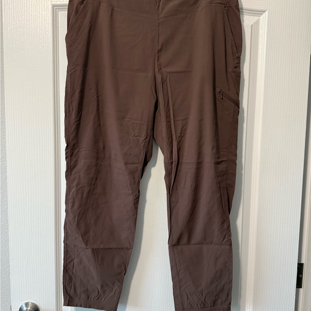 Mountain Hardwear Womans Dynama Ankle Pants - Brownish purple. XL. 26 in inseam